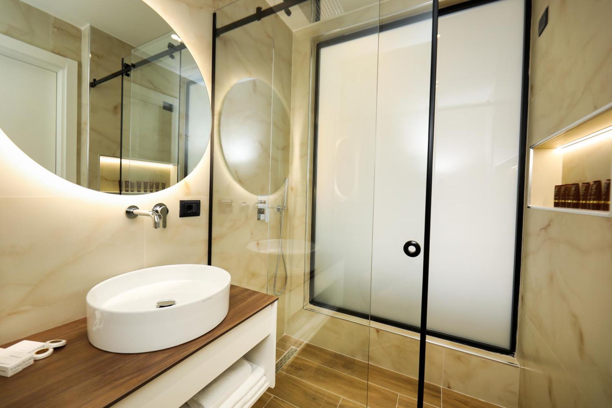 Hotell Adore 4*