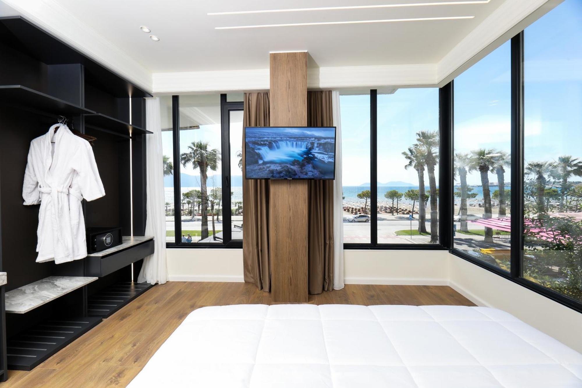 Adore Hotell 4*