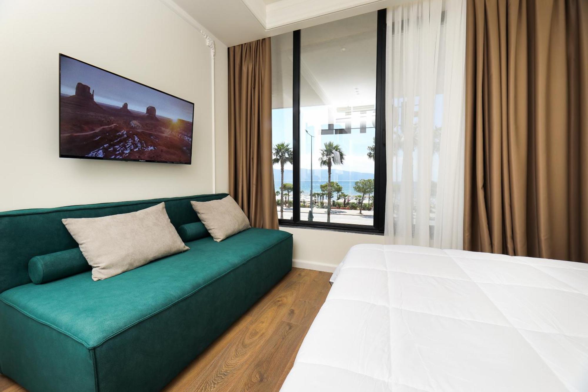 Adore Hotell 4*