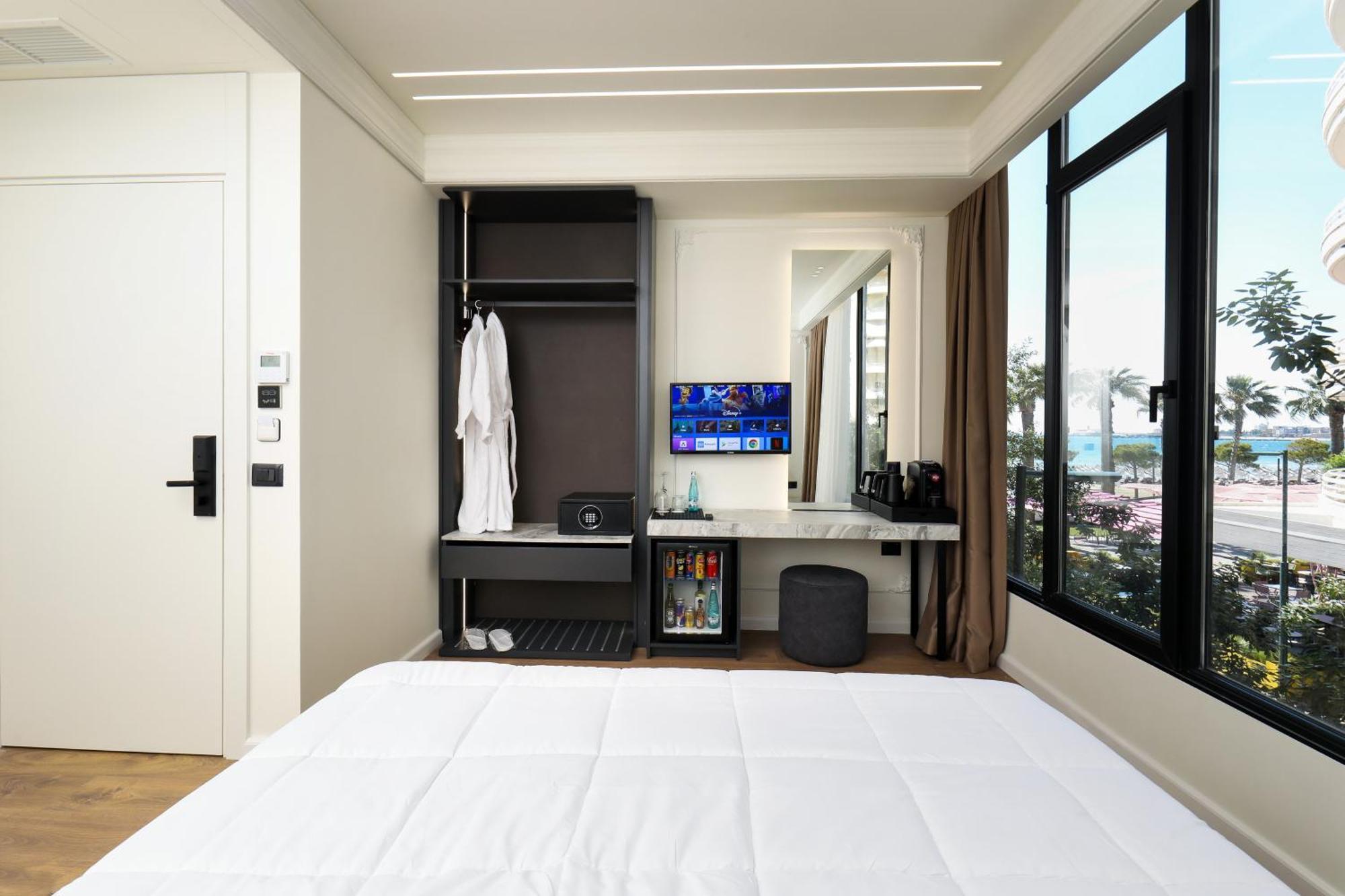 Adore 4*